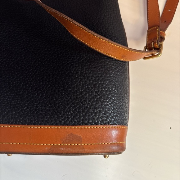 Vintage Dooney & Bourke Black and Tan Pebbled Leather Hobo Bag - Picture 7 of 7